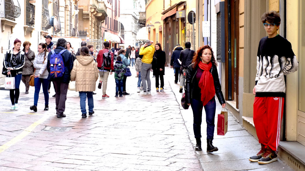 Il ragazzo con i pantaloni rossi