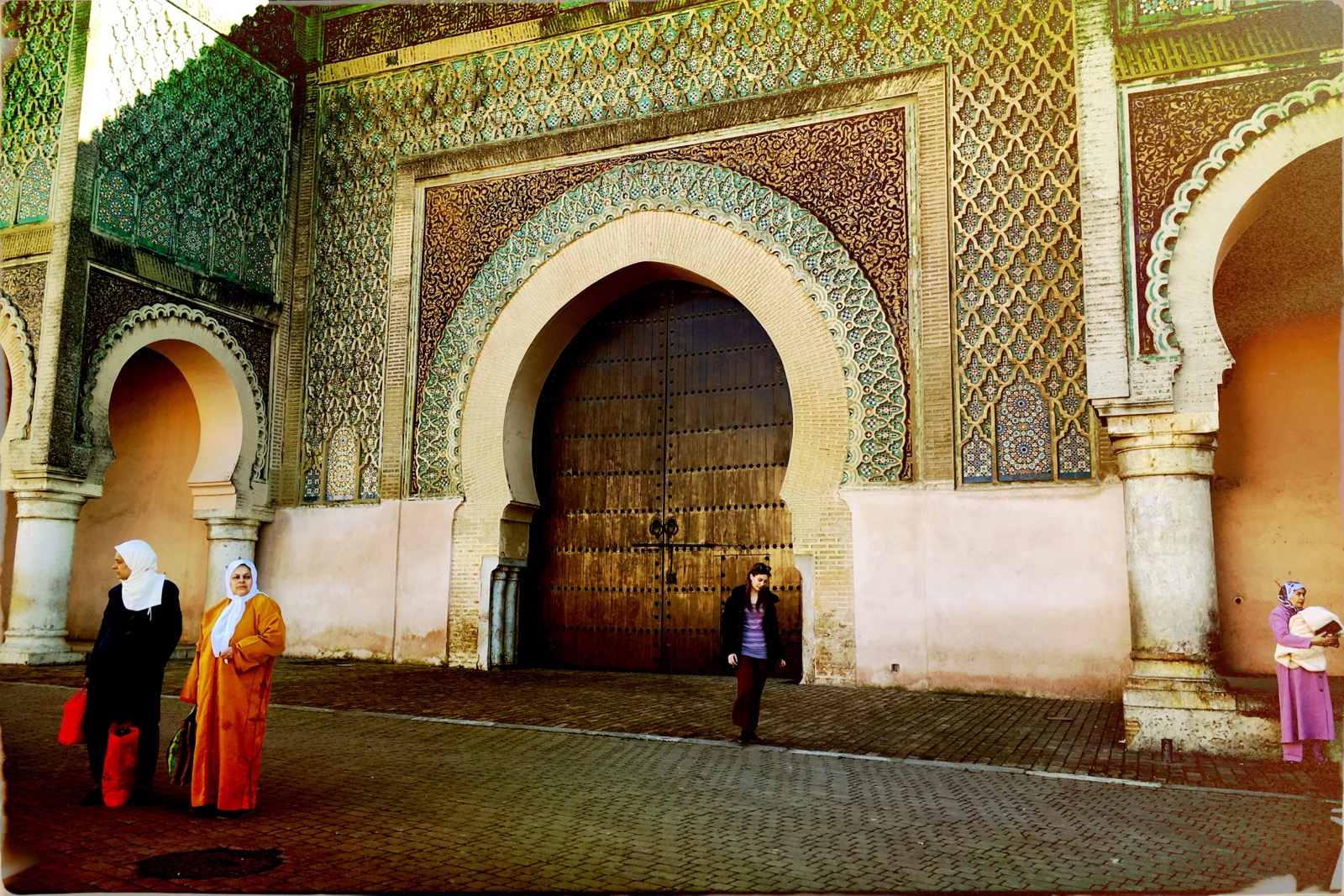 Wait for me by the gate  (Meknes)